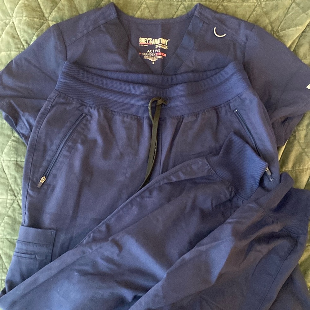 Grey’s Anatomy navy S scrub set